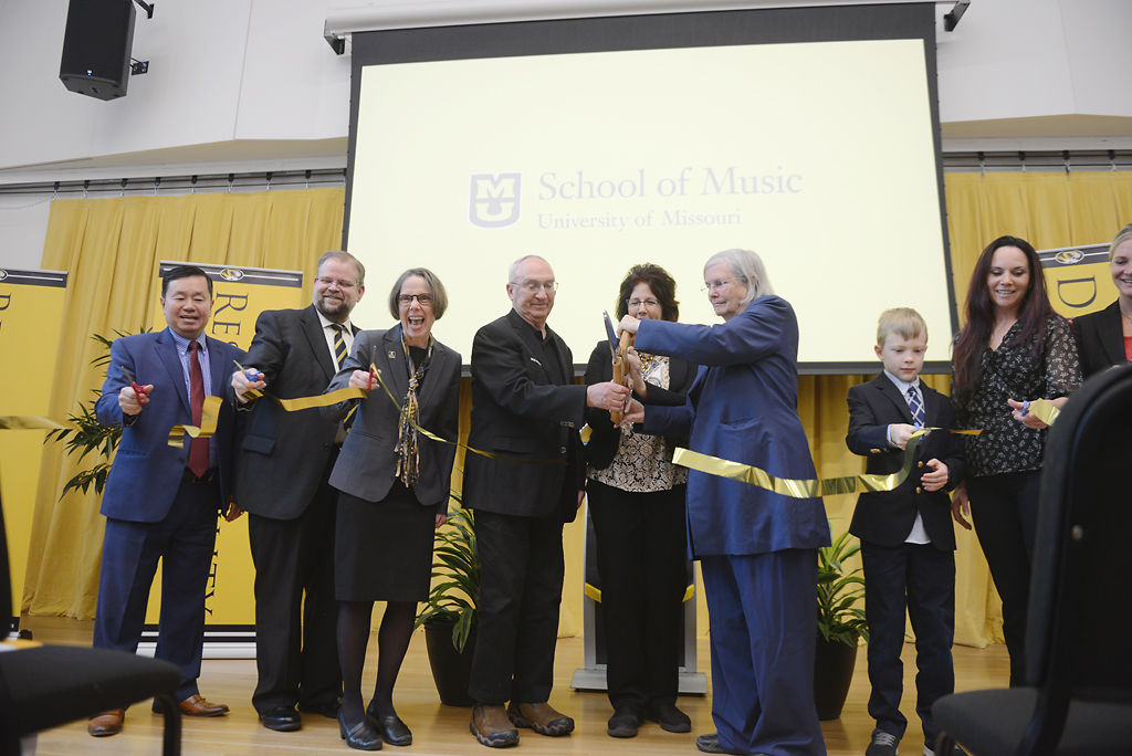 Mun Choi, Alexander Cartwright, Pat Okker, Rex Sinquefield, Julia Gaines, Jeanne Sinquefield, Logan Sinquefield and Katie Sinquefield cut the ribbon